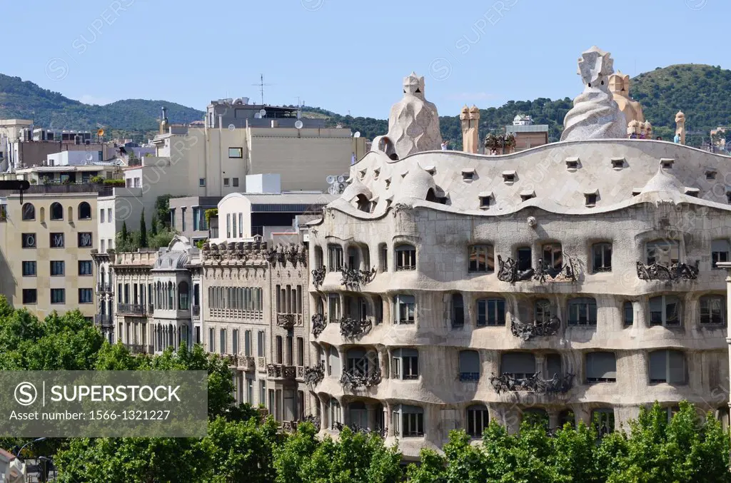 Casa Milà, better known as La Pedrera, designed by the Catalan architect Antoni Gaudí in the Eixample district. Passeig de Gràcia, Barcelona, Cataloni...