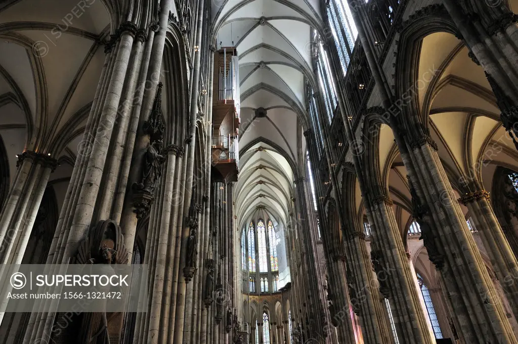 Cologne Cathedral German: Kölner Dom, officially Hohe Domkirche St. Petrus, English: High Cathedral of St. Peter is a Roman Catholic church in Cologne...