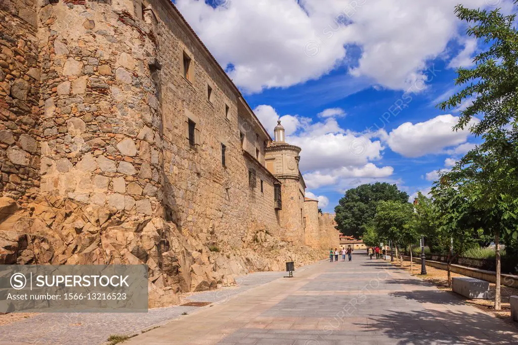 Spain, Castilla y Leon, Avila. The walls along Paseo de Rastro