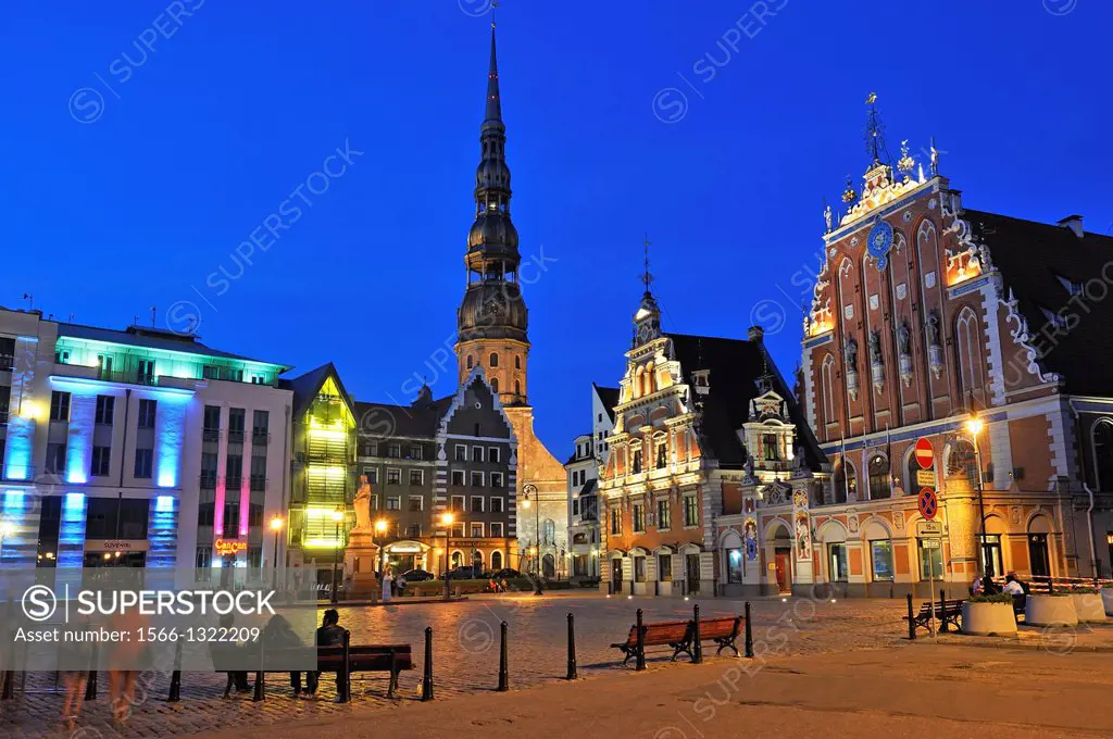 St Peter´s Church, statue of Roland, House of the Blackheads and Schwabe House, City Hall Square by night, Ratslaukums, Riga, Latvia, Baltic region, N...