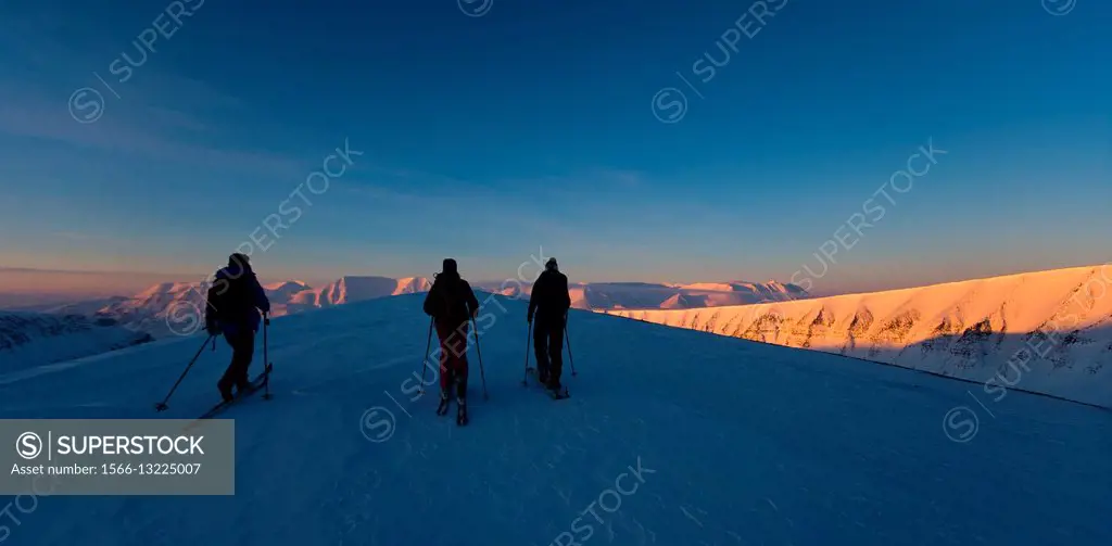 Sunset ski touring at Sarkofagen in Spitzbergen, Svalbard, Norway.
