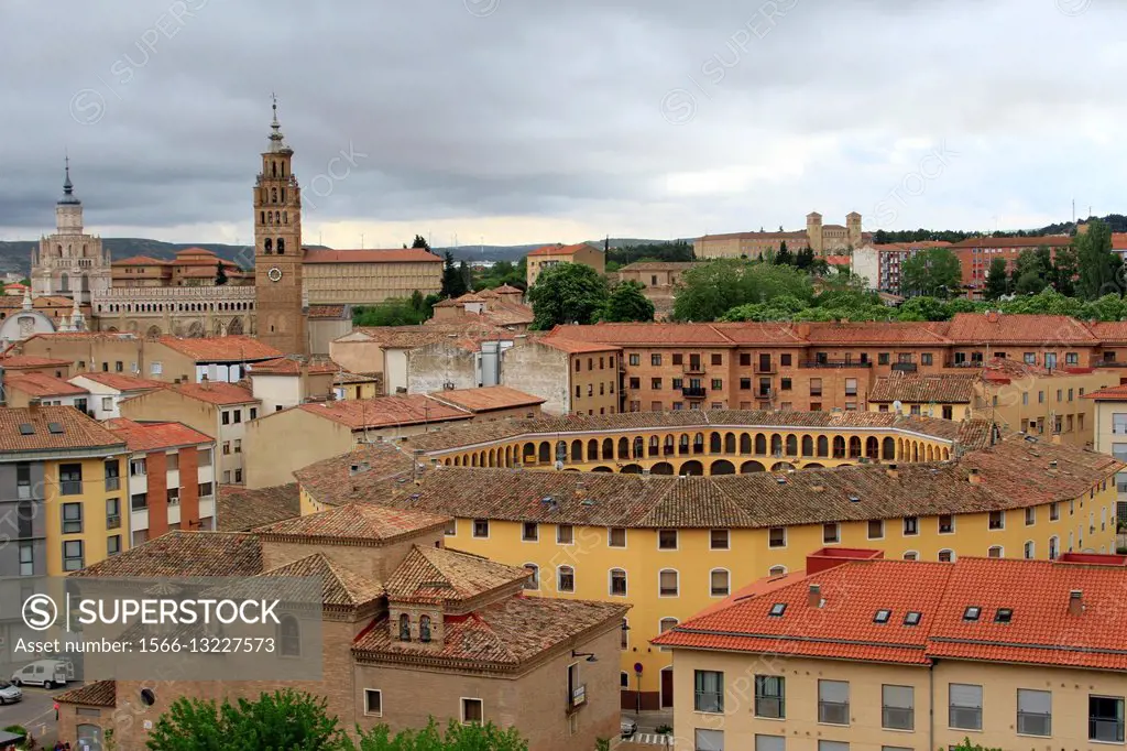 overview of Tarazona with the cathedral and the circular plaza