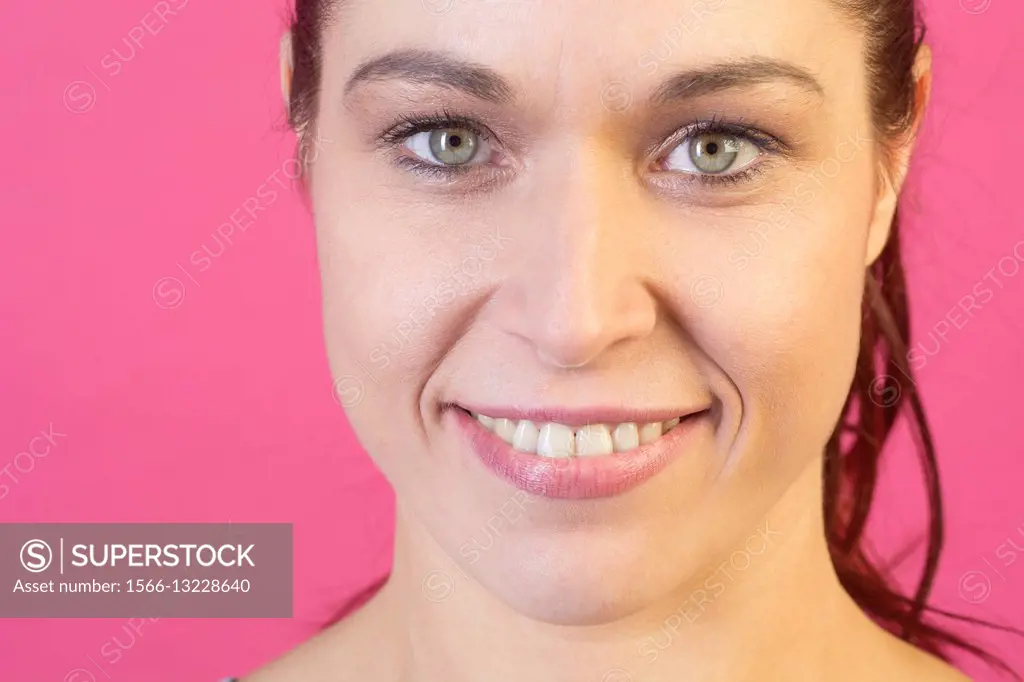 Close up portrairt of a happy woman smiling.