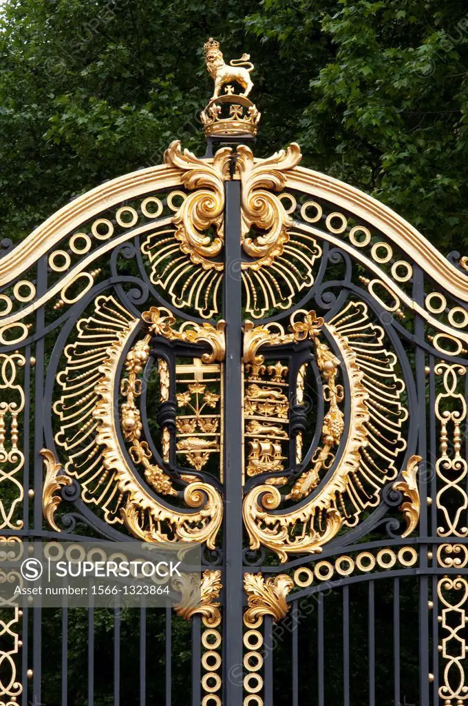 England, London, Gates to Green Park near Buckingham Palace.