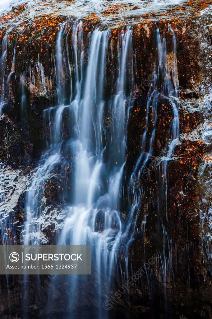 Cave´s waterfall (Cascada de la Cueva).