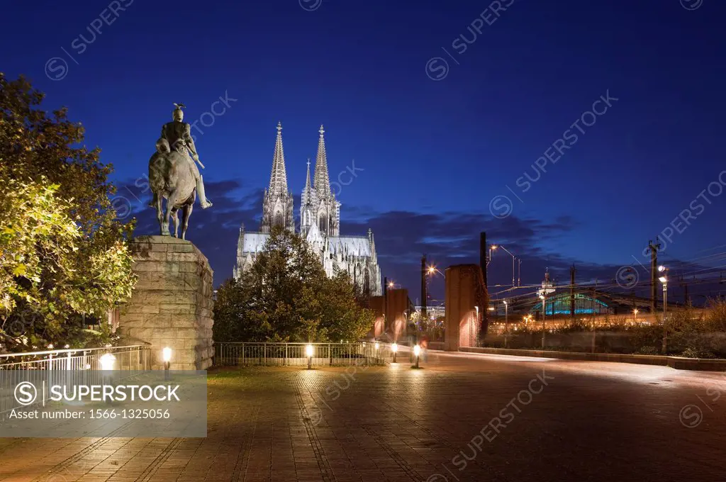 Cologne Cathedral (Hohe Domkirche St. Petrus) at dusk, Cologne, Rhine-Westphalia, Germany.