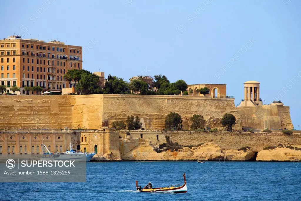 Malta, Valletta, Grand Harbour, city walls,.