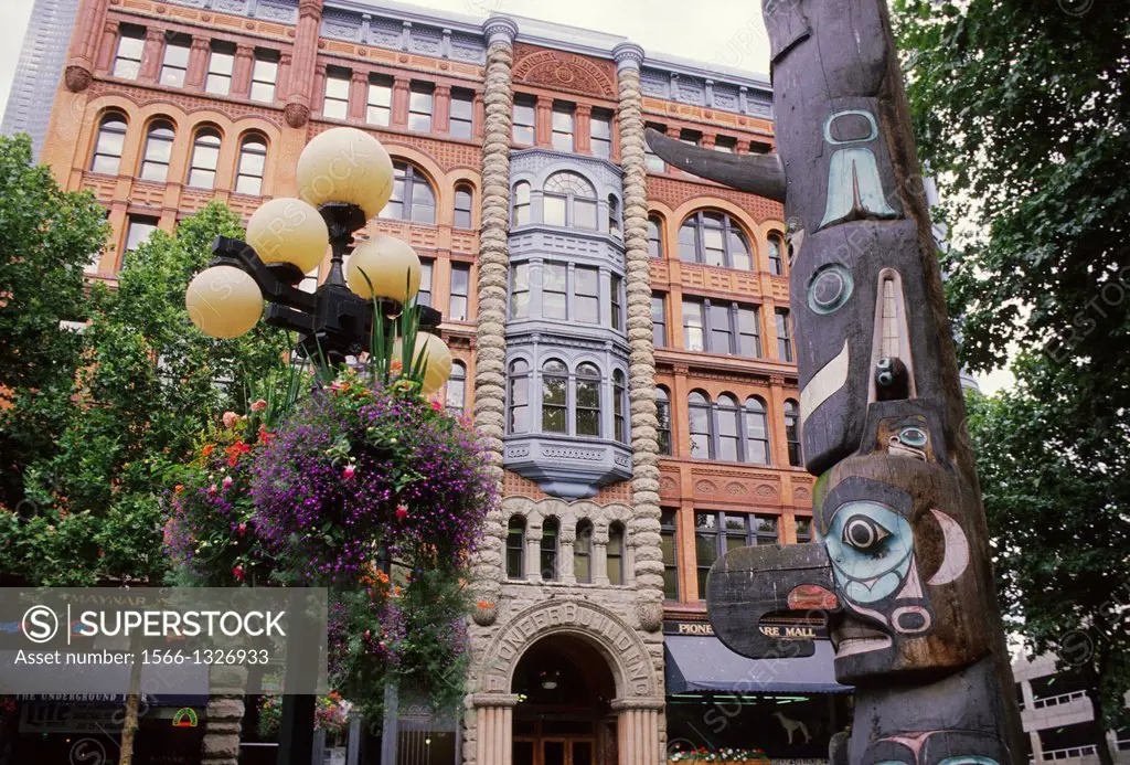 USA, WASHINGTON, SEATTLE, PIONEER SQUARE, TLINGIT TOTEM POLE, PIONEER BUILDING IN BACKGROUND.