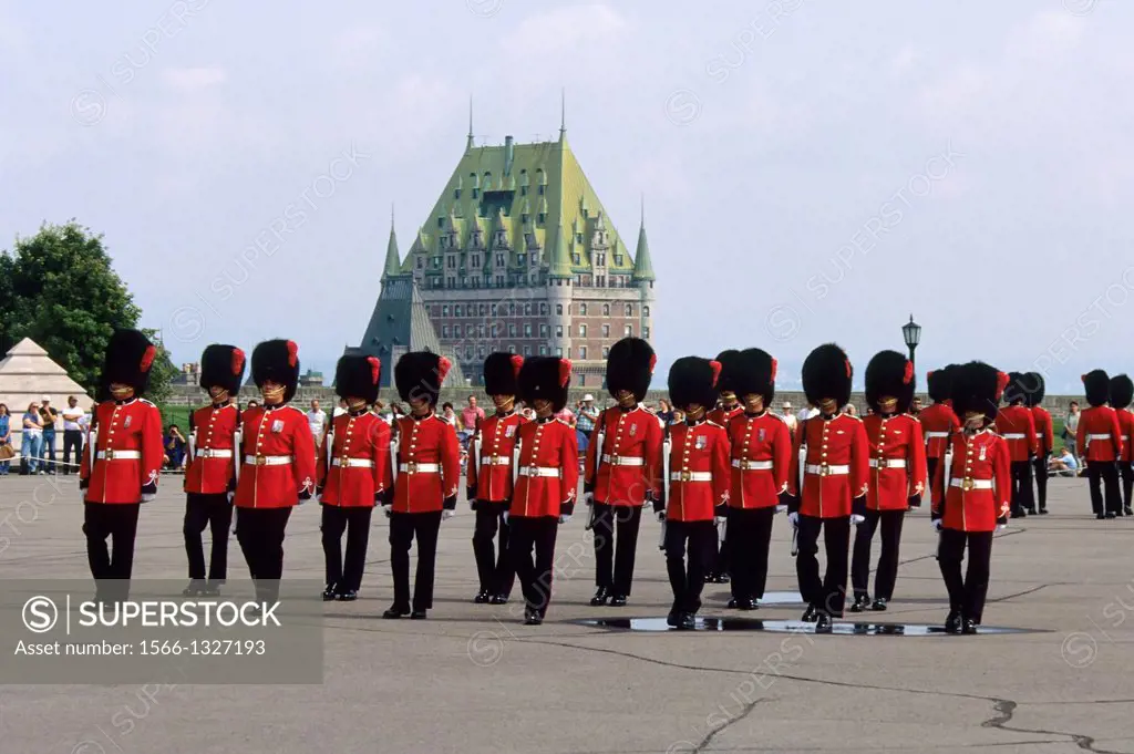 CANADA, QUEBEC CITY, CITADEL, CHANGING OF THE GUARD CEREMONY, HOTEL FRONTENAC.