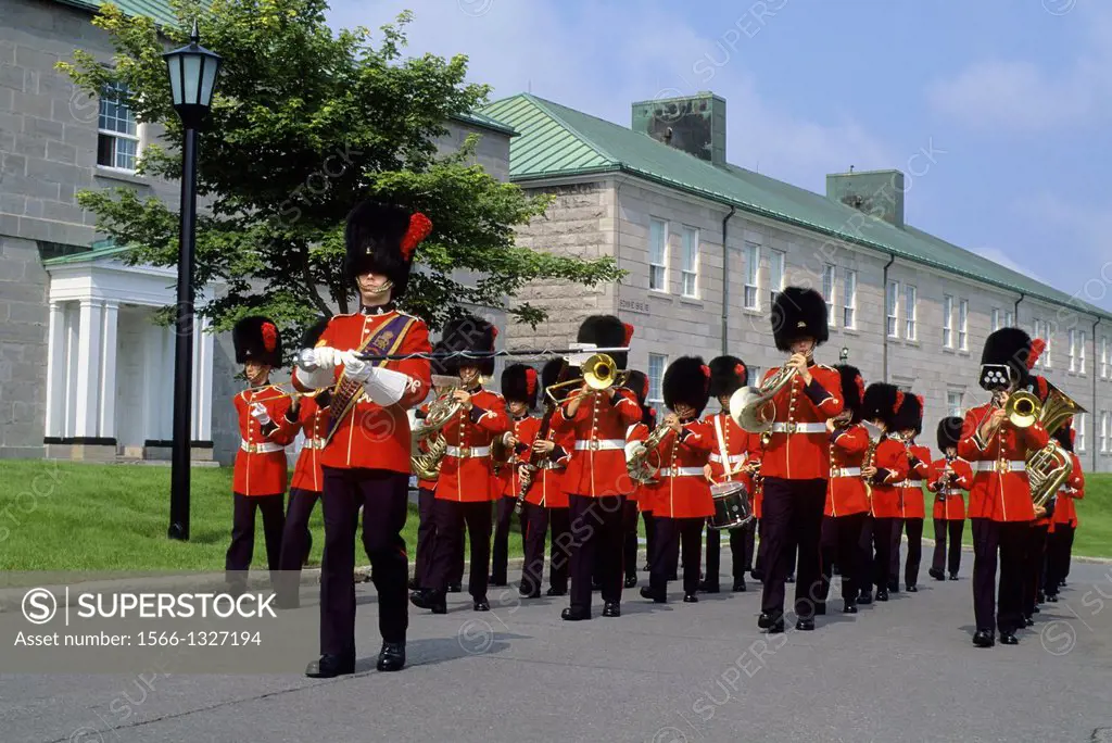 CANADA, QUEBEC CITY, CITADEL, CHANGING OF THE GUARD CEREMONY, MILITARY BAND.
