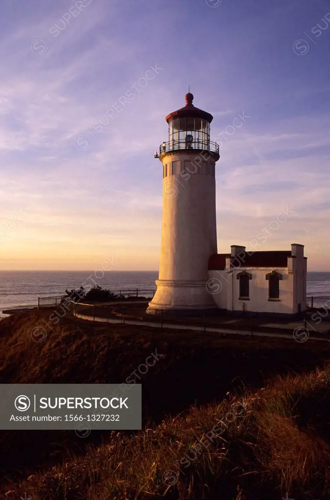 USA, WASHINGTON, LONG BEACH PENINSULA, FORT CANBY STATE PARK, NORTH HEAD LIGHTHOUSE IN EVENING LIGHT.