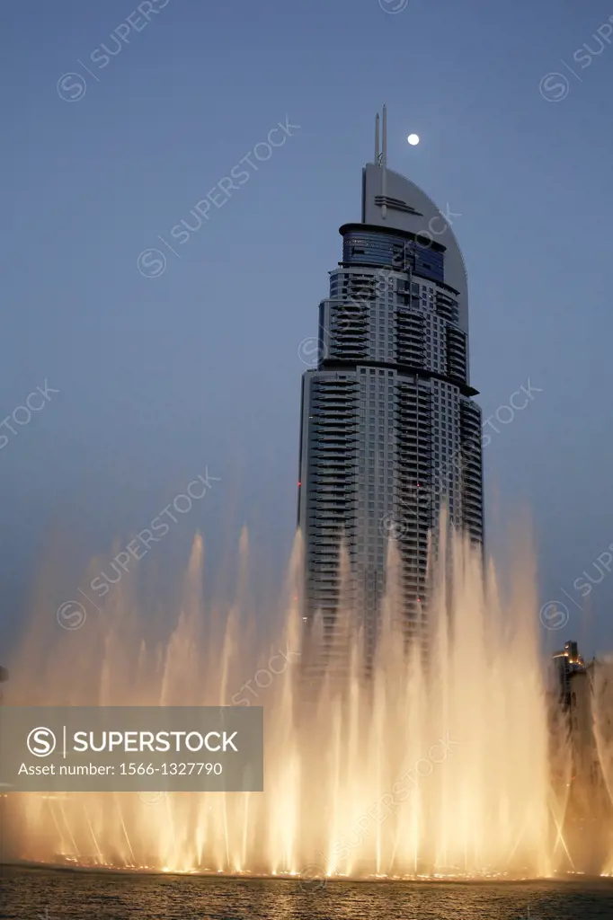 United Arab Emirates (UAE), Dubai, khakifa square and lake, luxury hotel The Address at back of the lake Khalifa, water works at sunset