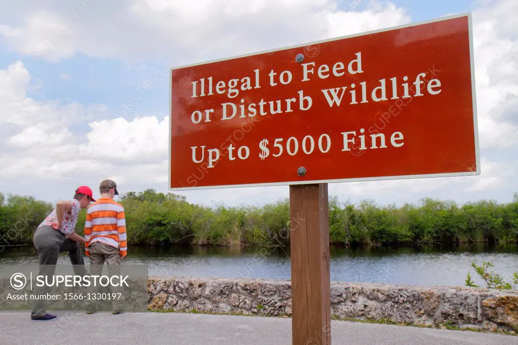 Florida, Miami, Florida City, Everglades National Park, Main Park Road, Royal Palm Visitors Center, centre, sign, illegal to feed or disturb wildlife,...