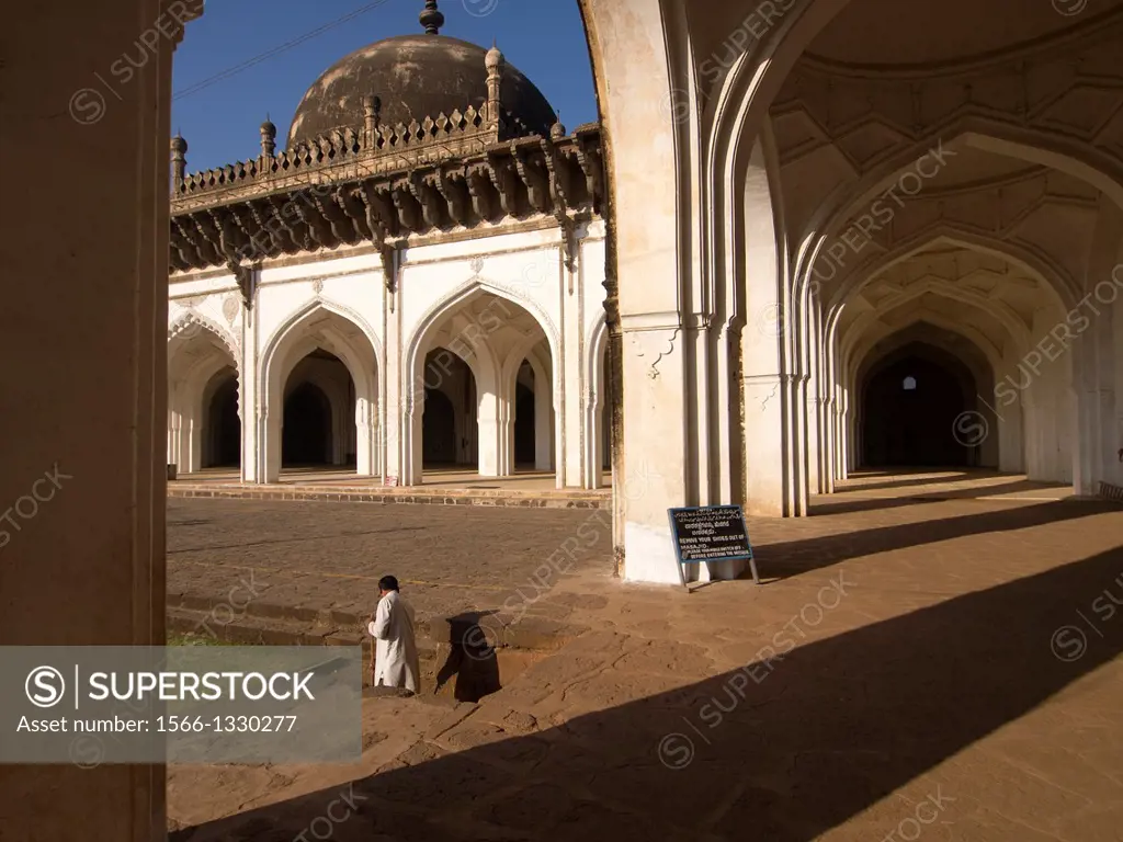 Jama Masjid (Congregational Mosque) built by Ali Adil Shah I in 1578, in Bijapur, Karntaaka, India.