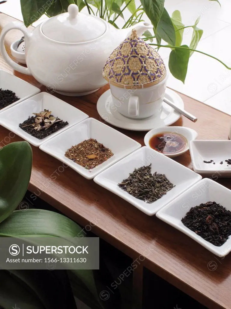 Black tea with berries, green tea, rooibos, black tea with jasmine and black, east