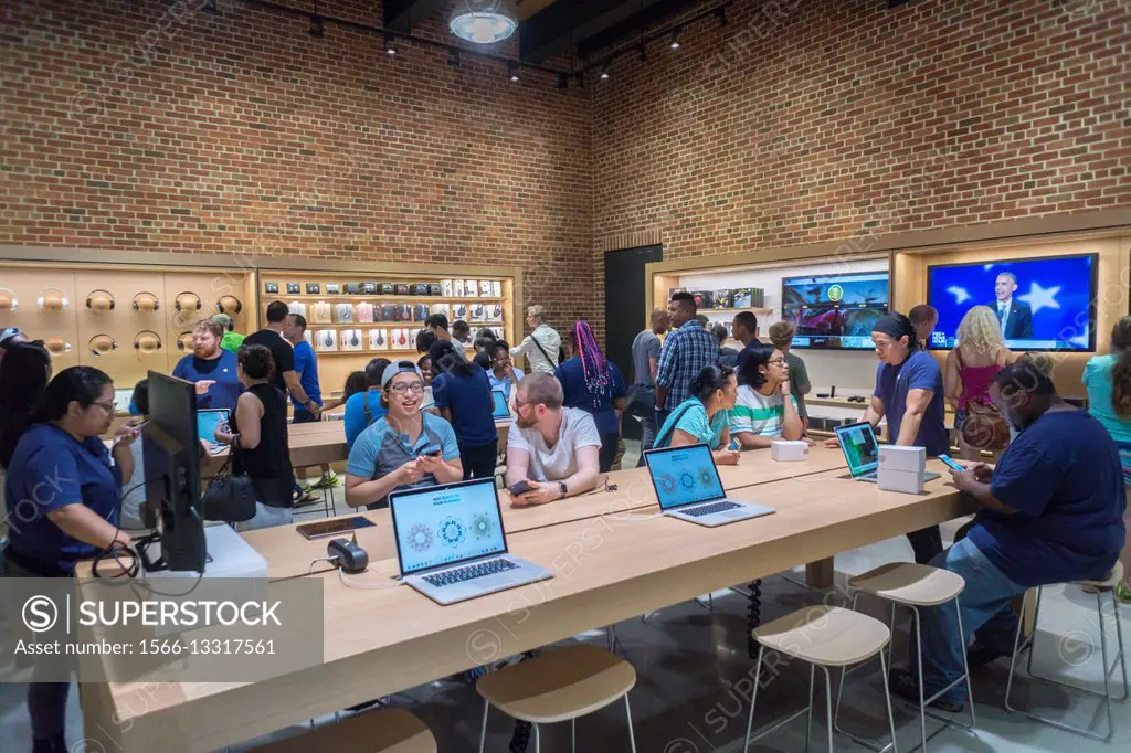 Apple enthusiasts descend on Williamsburg, Brooklyn in New York for the grand opening of Apple´s first store in Brooklyn.