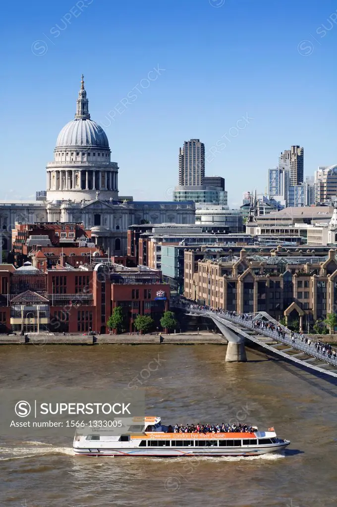 England, London, St Paul Cathedral, Millenium Bridge, Thames River.