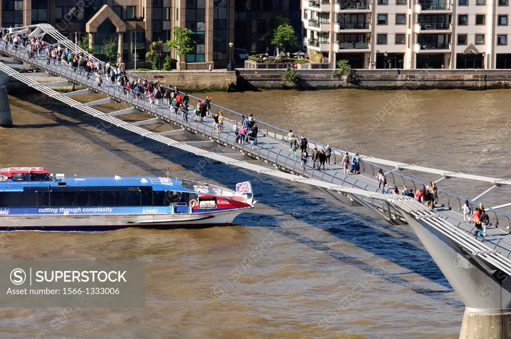 England, London, Southwark, Millenium Bridge, Thames River.