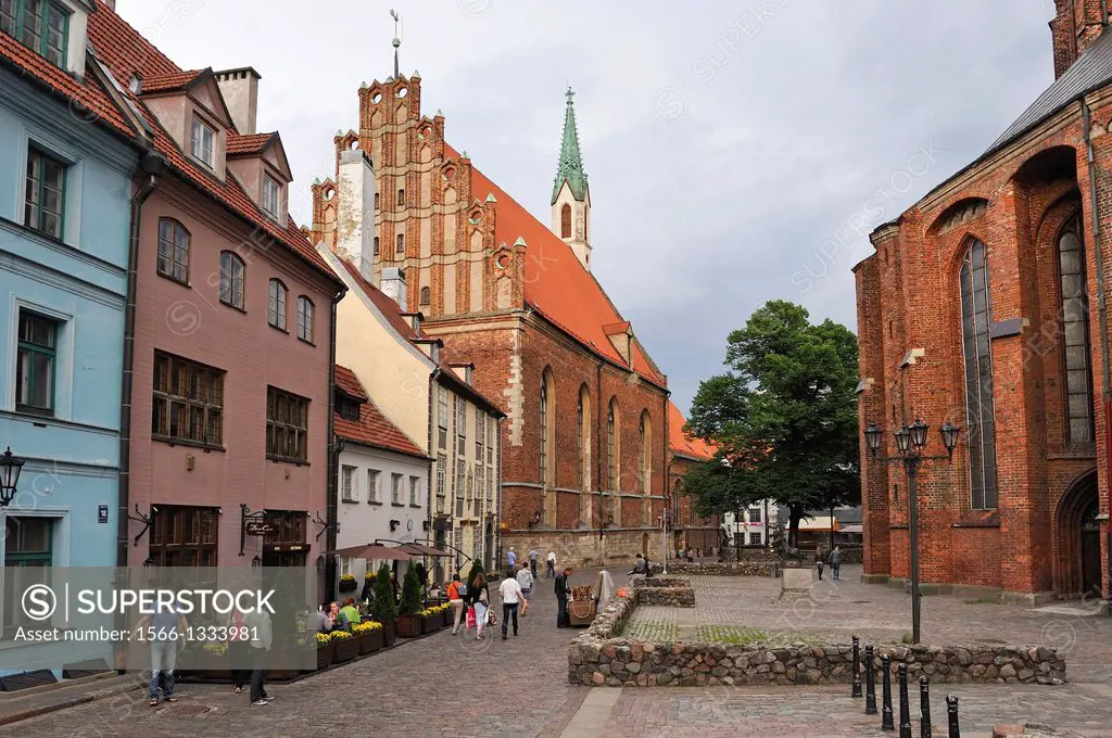 terrace of the restaurant Domini Canes facing the St. Peter´ Church in Skarnu street with the St. John´s Church in background, Old Town, Riga, Latvia,...