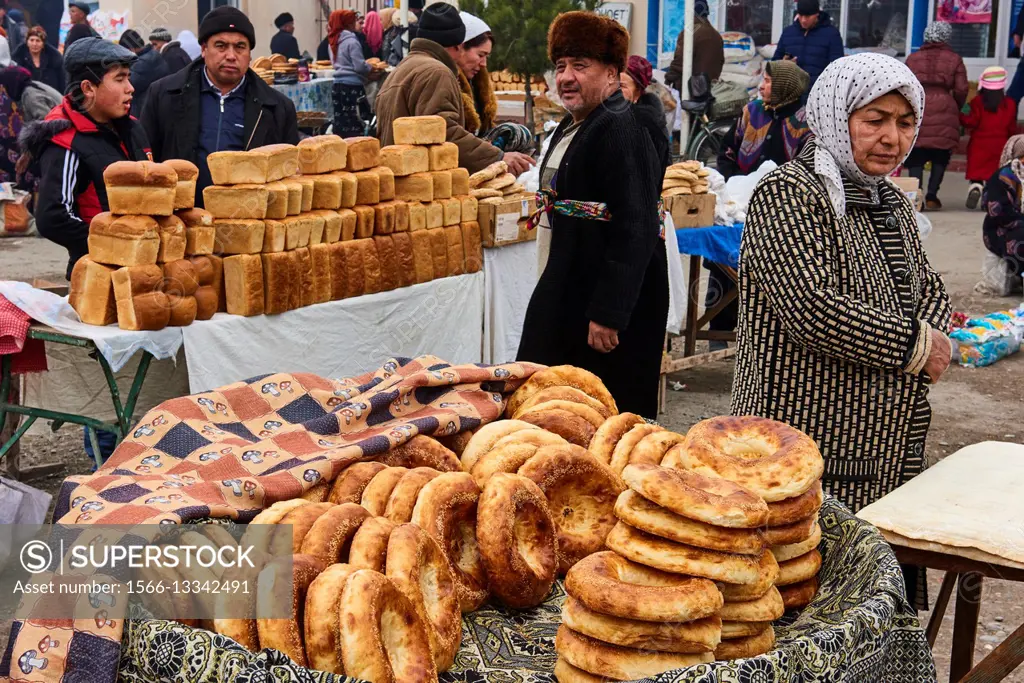 Uzbekistan, Fergana region, Marguilan, bazaar, food market, bread seller.