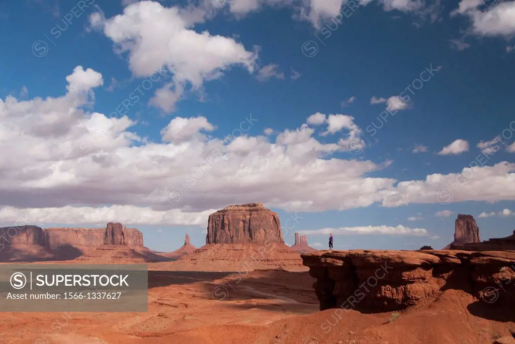 USA, Utah, Monument Valley Navajo Tribal Park, view from John Ford's Point, tourist looking west.