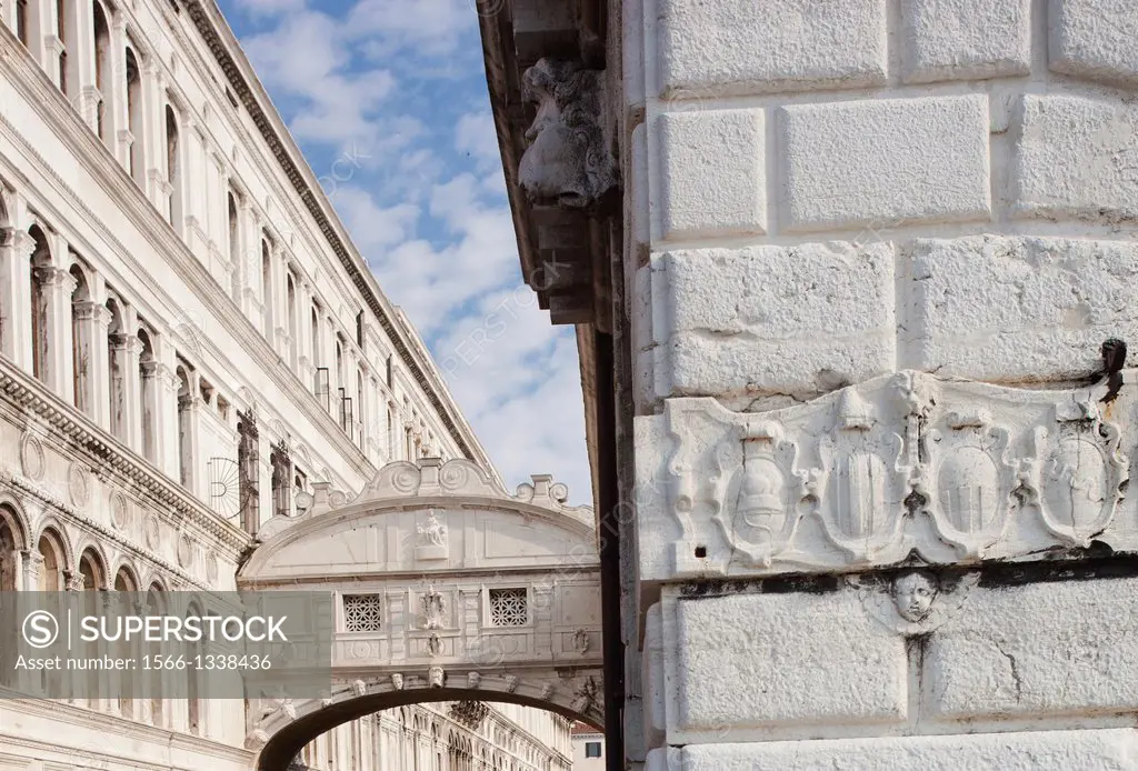 Bridge of Sighs between Doge´s Palace Palazzo Ducale at left and Prison, Venice, Veneto, Italy, Europe.