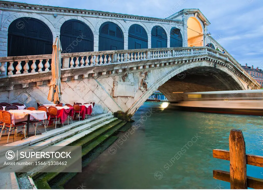 Rialto Bridge, Italian: Ponte di Rialto One of the four bridges spanning the Grand Canal, sestiere quarter of San Polo, Venice, Veneto, Italy.