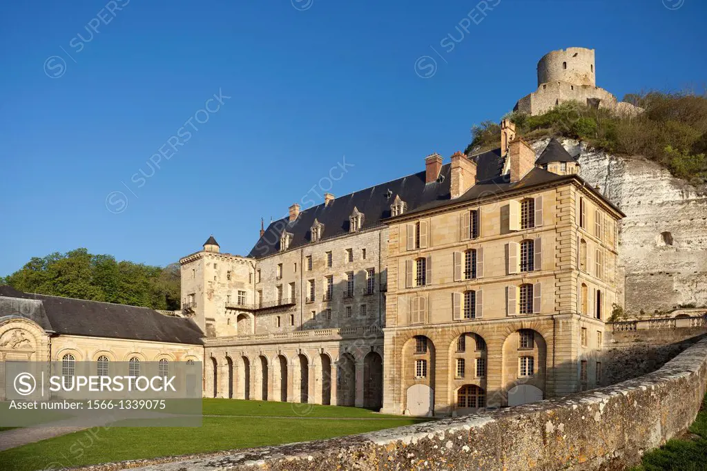 Chateau de La Roche-Guyon with dungeon (castle keep) rising above it, Roche-Guyon, Ile de France, France.
