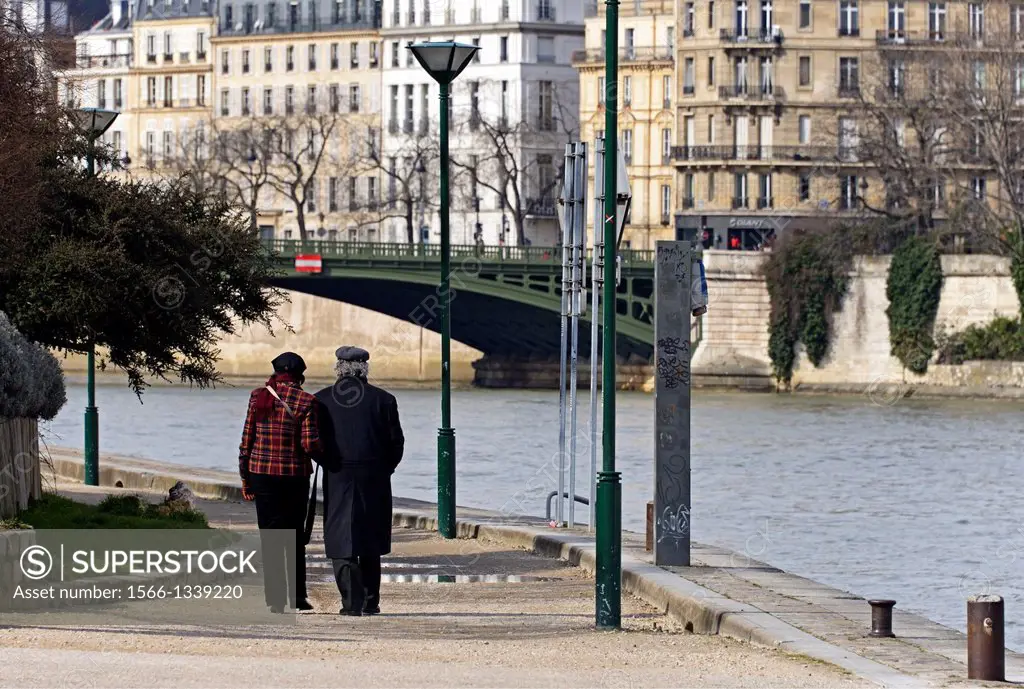mature couple walking at promenade in Jardin Tino-Rossi, Gardens Tino-Rossi, Seine river banks, listed as World Heritage by UNESCO, Pont Sully, Sully ...