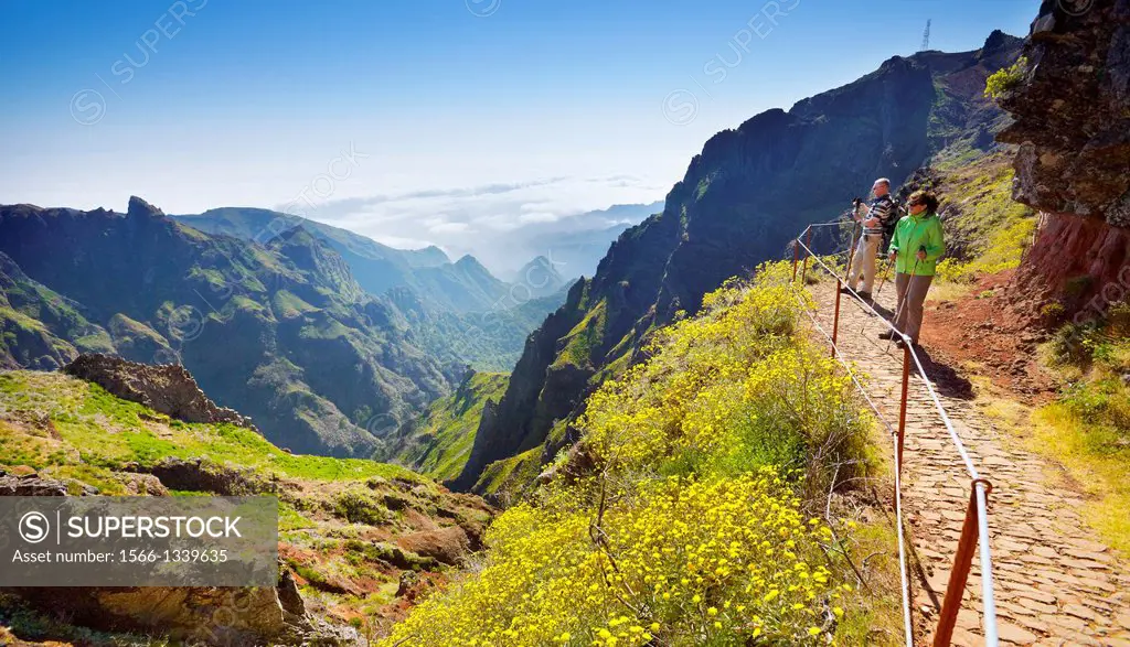 Tourists on hiking trail from Pico do Aeeiro to Pico Ruivo, Madeira, Portugal.