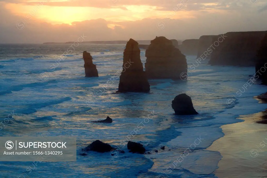 The Twelve Apostles, Twelve Apoetles Marine National Park, Port Campbell National Park, Great Ocean Road, Victoria, Australia.