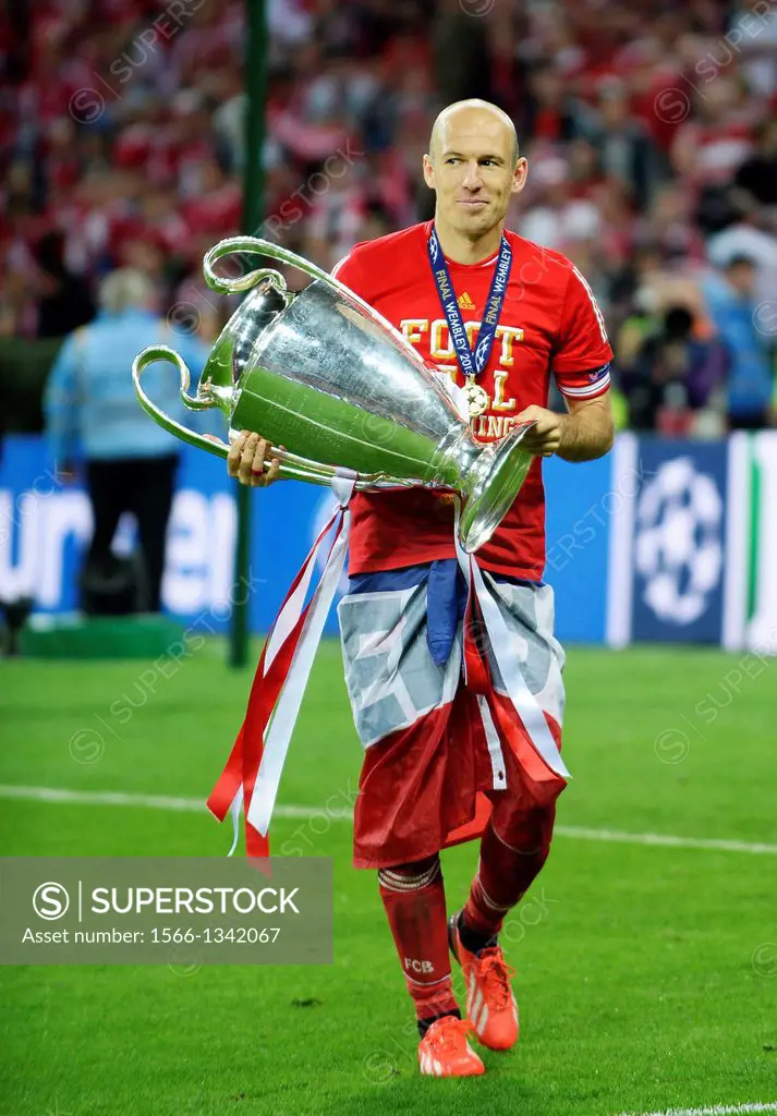 Arjen Robben ( (FC Bayern Muenchen) celebrates with the trophy after the UEFA Champions League Final between Bayern Munich and Borussia Dortmund in We...