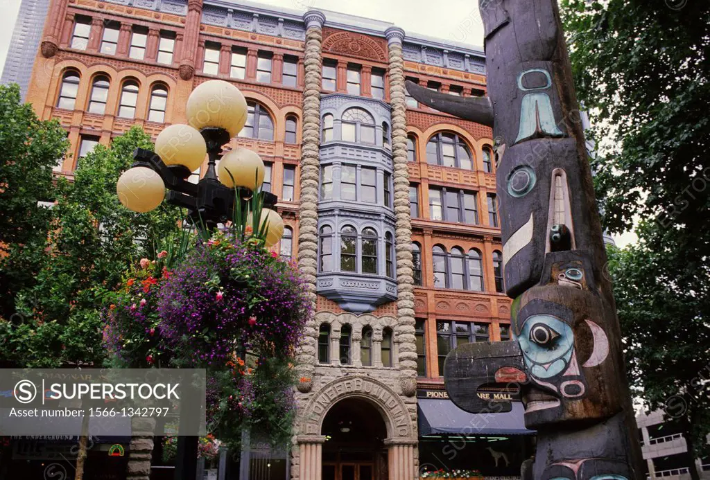USA, WASHINGTON, SEATTLE, PIONEER SQUARE, TLINGIT TOTEM POLE, PIONEER BUILDING IN BACKGROUND.