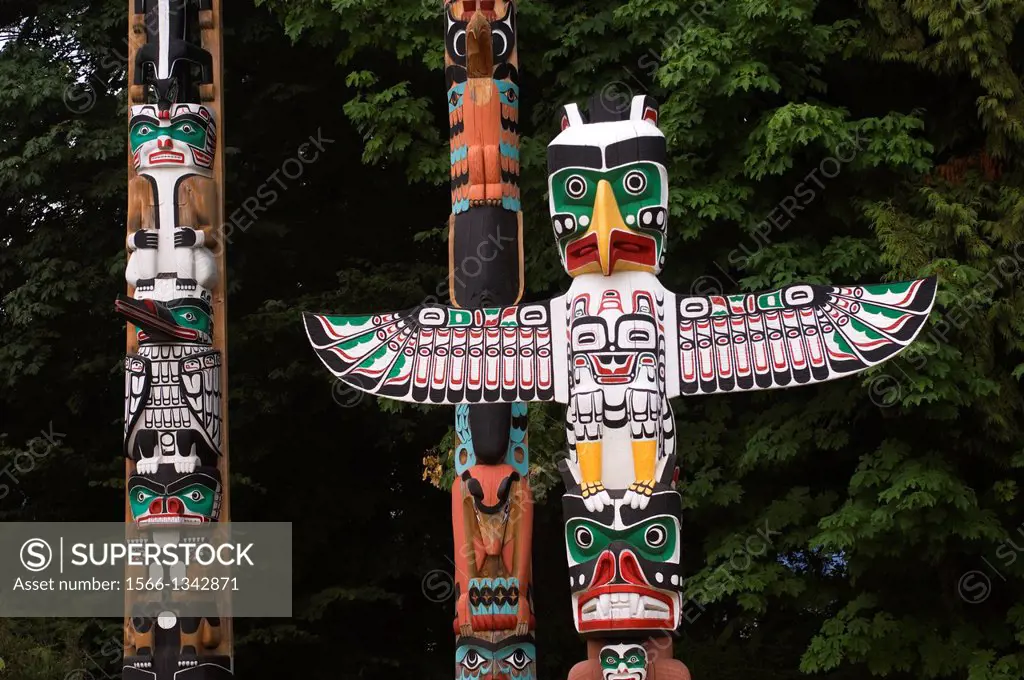 CANADA, BRITISH COLUMBIA, VANCOUVER, STANLEY PARK, TOTEM POLES, THUNDERBIRD HOUSE POST.