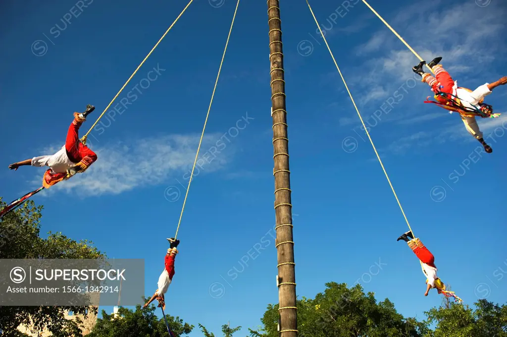 MEXICO, NEAR CANCUN, XCARET ECO THEME PARK, PAPANTLA FLYING MEN PERFORMANCE (ANCIENT MAYAN CEREMONY TO ASK FOR A GOOD HARVEST AND FERTILITY).