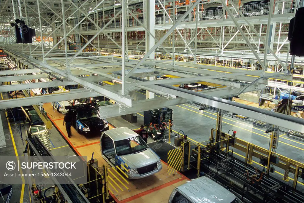 USA, MICHIGAN, NEAR DETROIT, DEARBORN, FORD ROUGE FACTORY TOUR, ASSEMBLY PLANT.