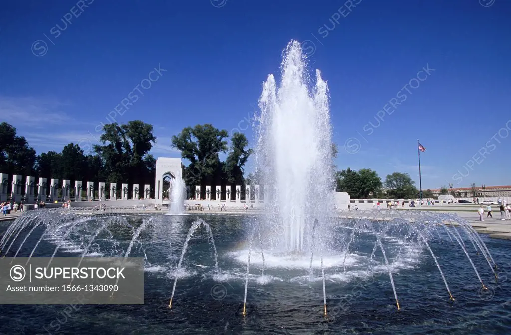 USA, WASHINGTON D.C. WWII MEMORIAL, VIEW OF ATLANTIC PAVILION, FOUNTAINS.