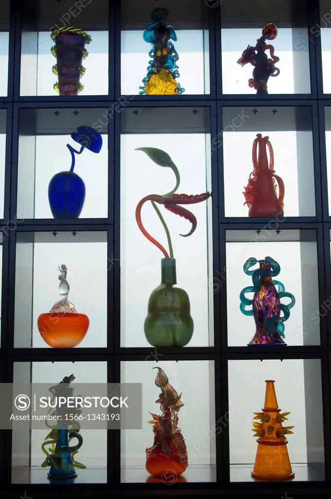 USA, WASHINGTON STATE, TACOMA, MUSEUM OF GLASS, CHIHULY BRIDGE OF GLASS, GLASS ART IN SIDE PANNELS.