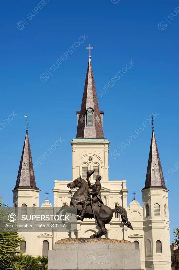 USA, LOUISIANA, NEW ORLEANS, FRENCH QUARTER, JACKSON SQUARE WITH STATUE OF MAJOR GENERAL ANDREW JACKSON, ST. LOUIS CATHEDRAL.