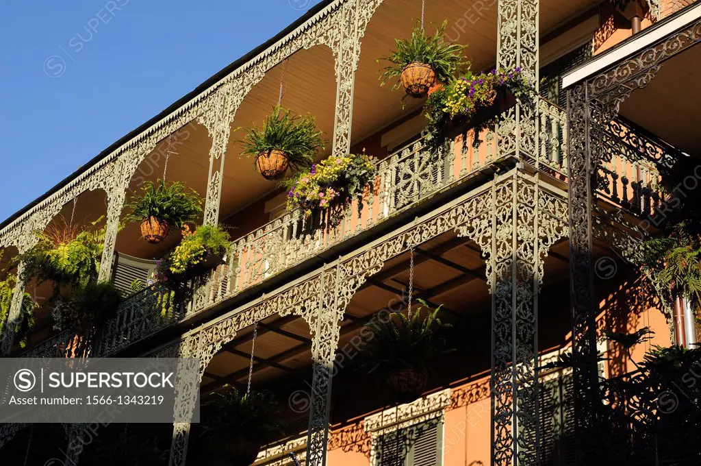 USA, LOUISIANA, NEW ORLEANS, FRENCH QUARTER, ARCHITECTURE WITH WROUGHT IRON BALCONIES.