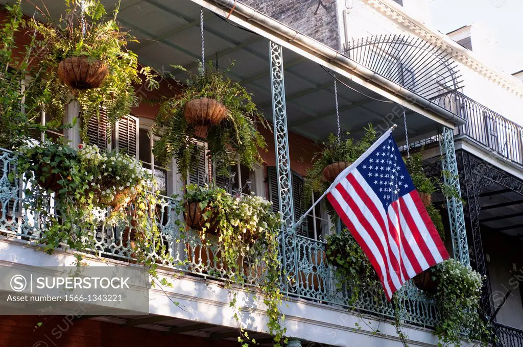 USA, LOUISIANA, NEW ORLEANS, FRENCH QUARTER, ARCHITECTURE WITH WROUGHT IRON BALCONIES, AMERICAN FLAG.