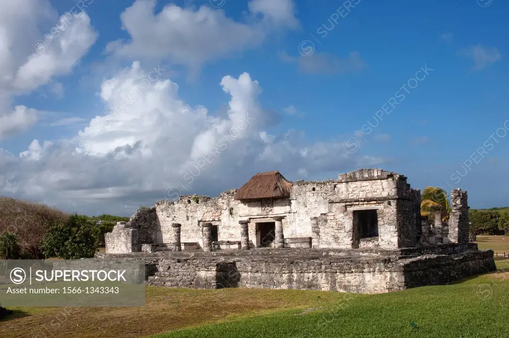 MEXICO, YUCATAN PENINSULA, NEAR CANCUN, RIVIERA MAYA, MAYA RUINS OF TULUM WITH EL PALACIO (PALACE).