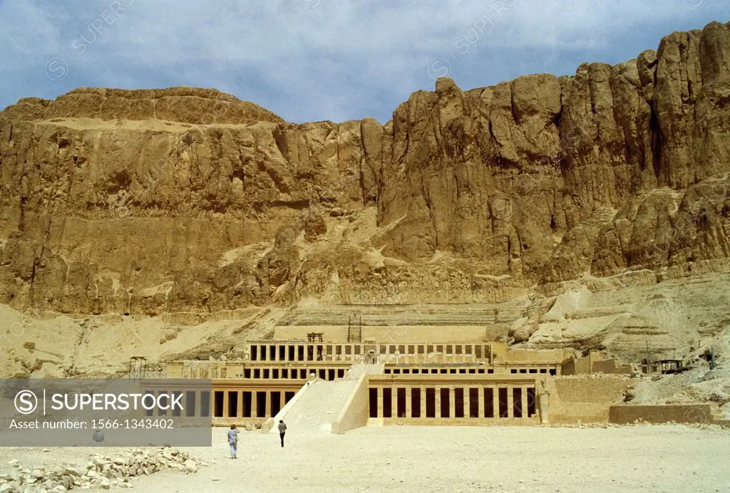 EGYPT, NEAR LUXOR, DEIR EL-BAHRI, TEMPLE OF QUEEN HATSHEPSUT.
