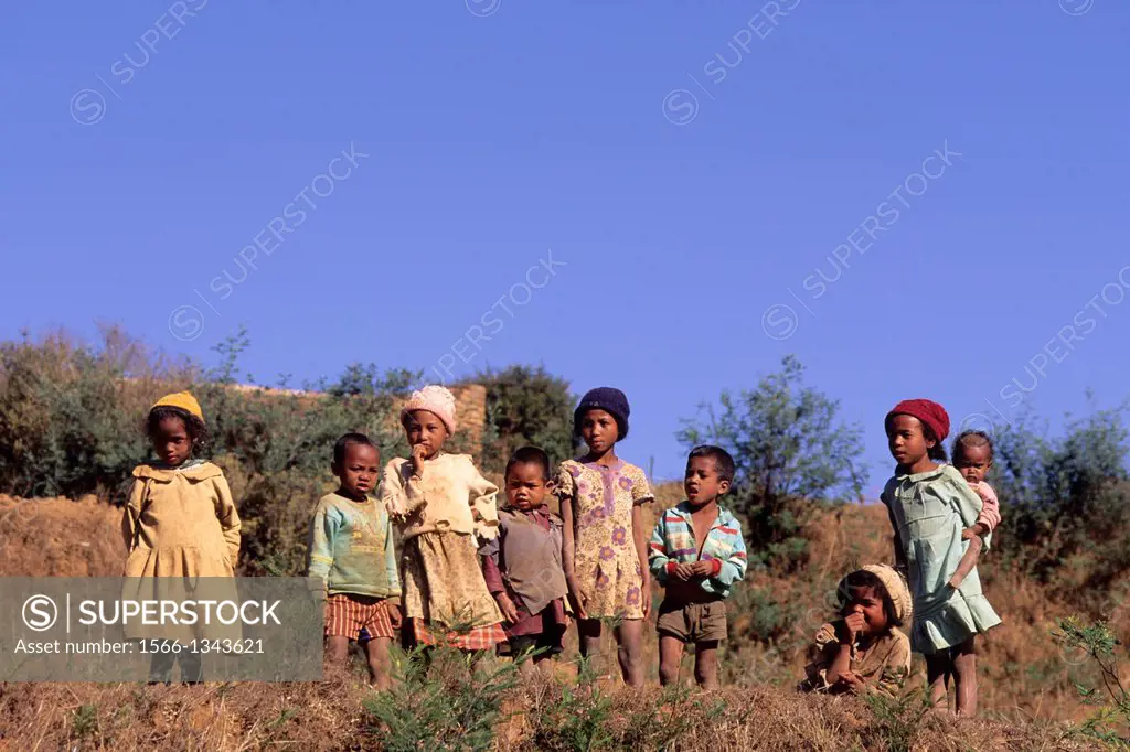 MADAGASCAR, NEAR AMBATOLAMPY, FARM, LOCAL CHILDREN.