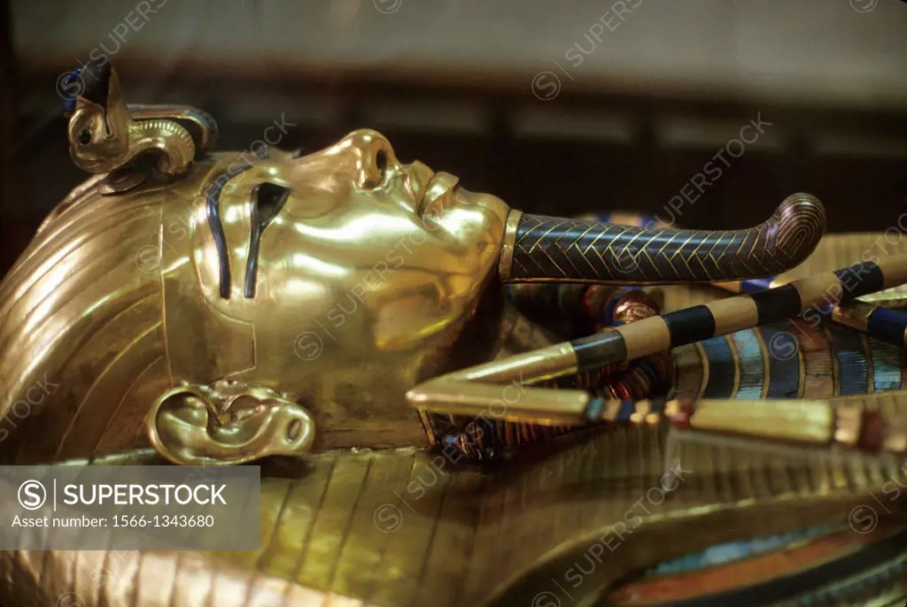 EGYPT, CAIRO, EGYPTIAN MUSEUM OF ANTIQUITIES, TUTANKHAMUN'S GOLD COFFIN.
