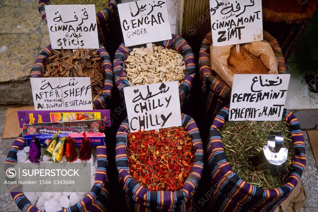 EGYPT, OLD CAIRO, BAZAAR SCENE, SPICES, CHILI PEPPERS.
