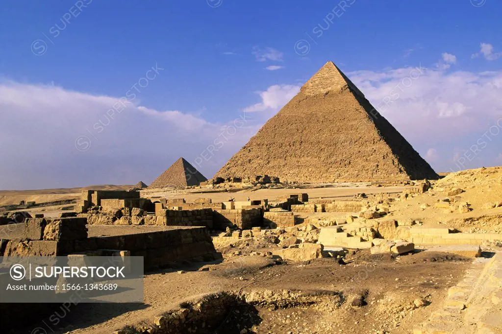 EGYPT, CAIRO, GIZA, VIEW OF CHEPHREN PYRAMID & MYCERINUS PYRAMID.