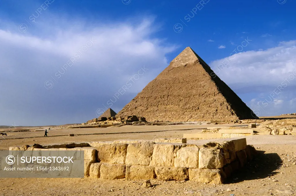 EGYPT, CAIRO, GIZA, VIEW OF CHEPHREN PYRAMID.