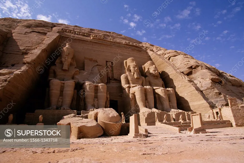 EGYPT, ABU SIMBEL, GREAT TEMPLE OF ABU SIMBEL FOUR STATUES OF RAMSES II.