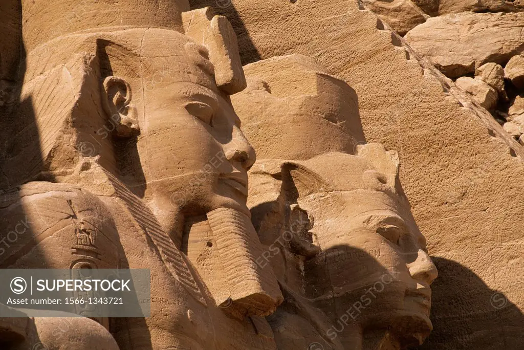 EGYPT, ABU SIMBEL, GREAT TEMPLE OF ABU SIMBEL, SIDE VIEW OF STATUES OF RAMSES II.